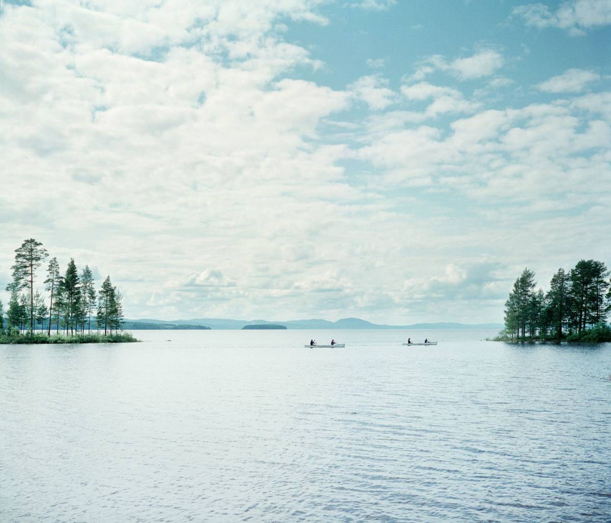 Vik med kanoter i